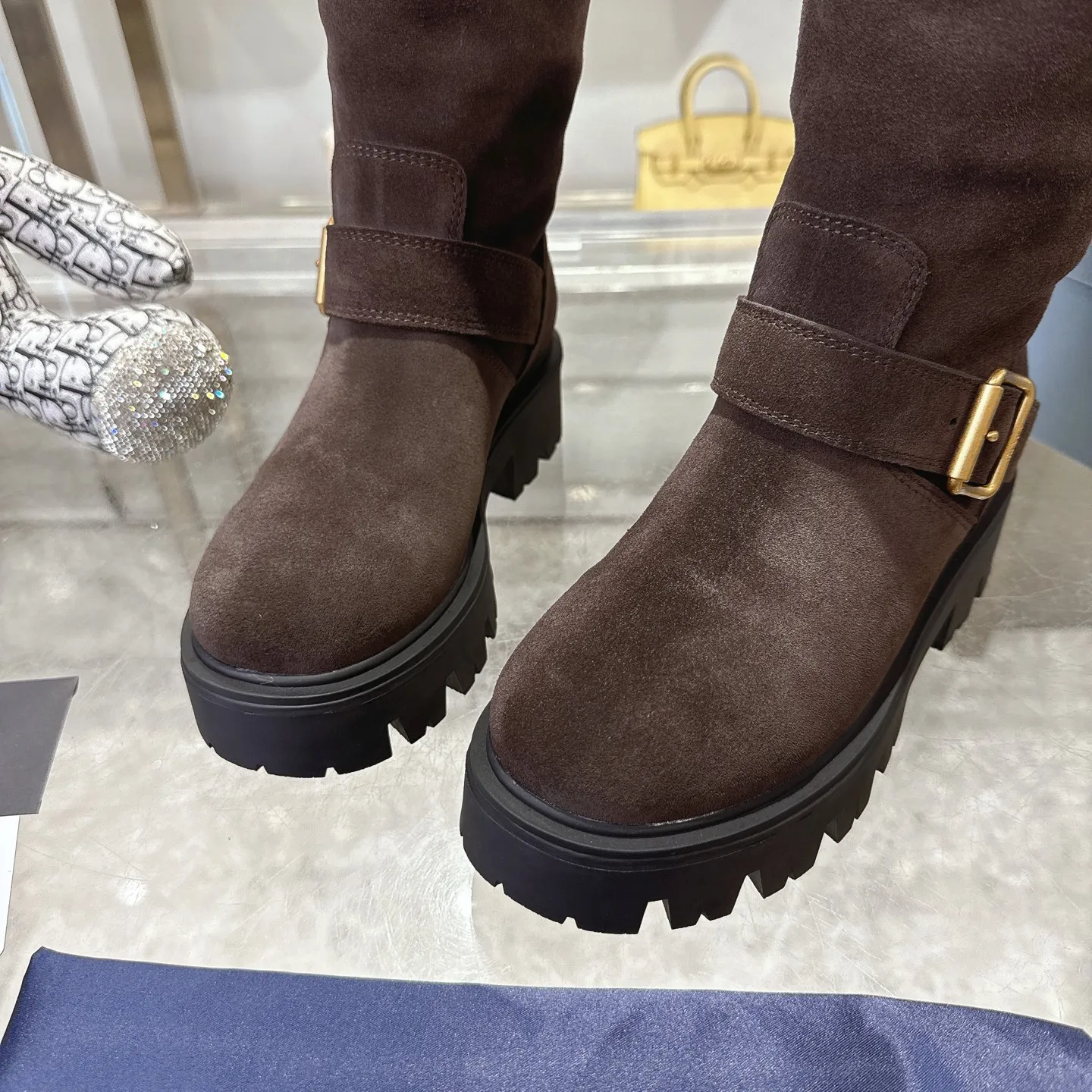 👟👟Ex-factory price 700👟👟 🔥Heavyweight🔥4050 Prada/PRADA autumn and winter snow boots counter new thick-soled anti-ski boots warm wool short boots, the same style as PRADA autumn and winter T-stage catwalk catwalk celebrity stars, original 1:1 replica, high-quality quality! The top version is comfortable on the feet and makes you look slimmer, elegant and intellectual! It is a rare pair of comfortable and warm casual snow boots! ❶Fabric: High mercerized cow suede/first layer cowhide ❷Lining: %100 pure wool imported from Australia ❸Feet: %100 pure wool imported from Australia ❹Outsole: Original TPU foam bottom Four-color women's sizes: 36–42. Complete packaging, with certified pure cotton bag after-sales service card.